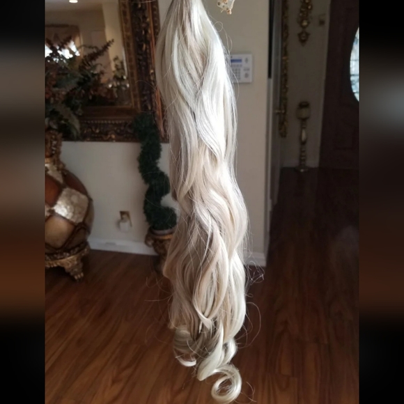 Blonde Wavy Full Head Clip in Extension - Picture 3 of 7